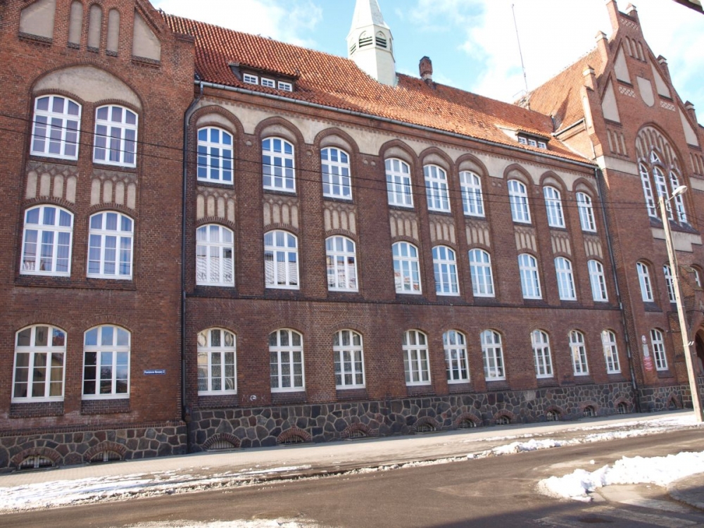 Elewacja frontowa z oknami drewnianymi liceum w Kętrzynie