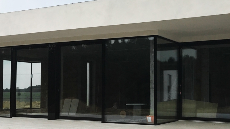 Okna minimalistyczne drewniane z drzwiami przesuwnymi